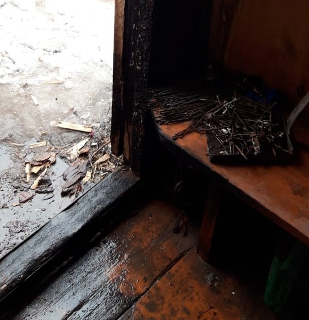 Сгорела двери. Сгоревшая дверь. Пожар в Йошкар Оле 14. Пожар в Йошкар-Оле 5 апреля. Дверь горит.