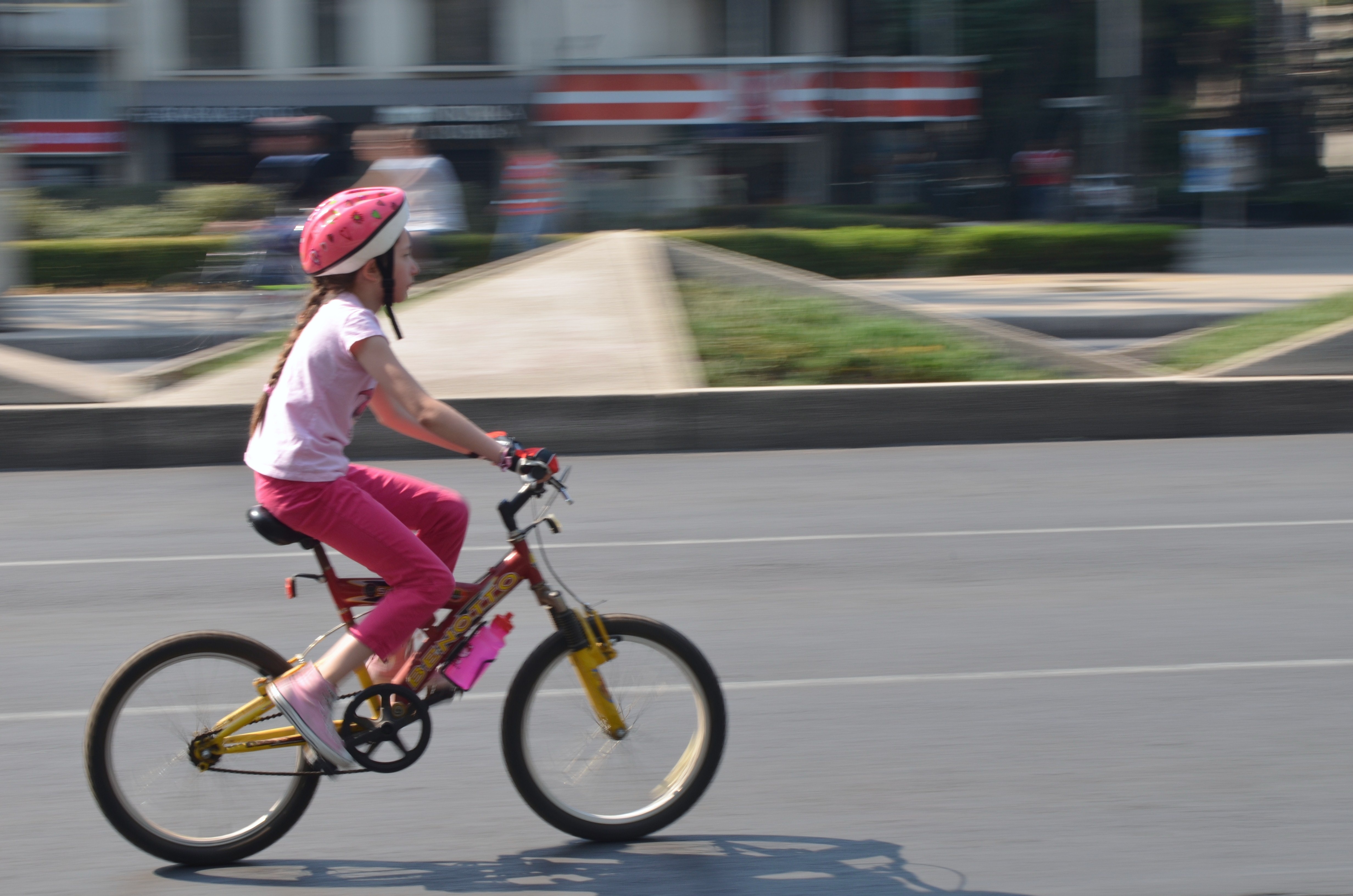 Жил на свете маленький велосипед впр. Велосипед для девочки. Кататься на велосипеде. Дети с велосипедом. Девочка катакетна велосипеде.