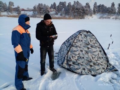 В Марий Эл спасатели показывают рыбакам, что делать в случае провала под лед
