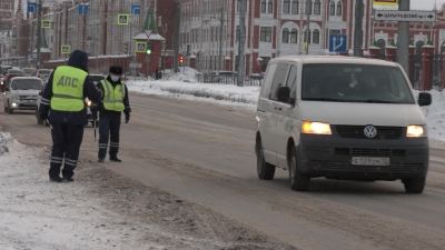 В Марий Эл сотрудники ГИБДД помогают водителям на дорогах