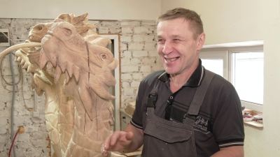 Житель Марий Эл Александр Васенин работает над деревянной стелой памяти героям СВО