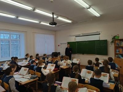 В школах Йошкар-Олы сотрудники Госавтоинспекции проводят «минутки безопасности»