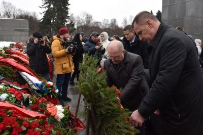 Глава Марий Эл возложил цветы в память о жертвах блокады Ленинграда на Пискаревском кладбище