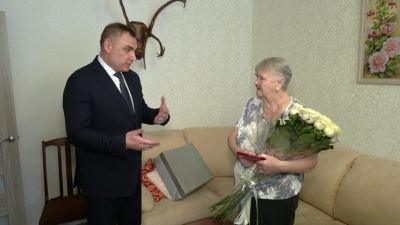 Глава Марий Эл Юрий Зайцев встретился с блокадницей Татьяной Захаровой