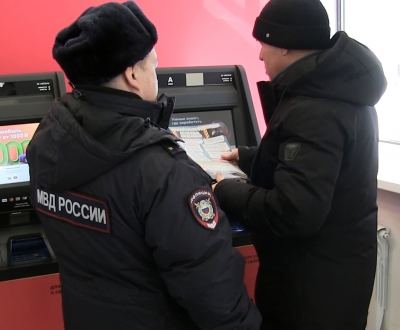 В Йошкар-Оле полицейские предостерегают горожан от сомнительных переводов у банковских терминалов