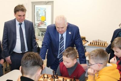 Сенатор Сергей Мартынов посетил Шахматную школу Сергея Карякина в Йошкар-Оле