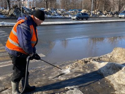 В Йошкар-Оле коммунальщики приступили к расчистке ливневой канализации