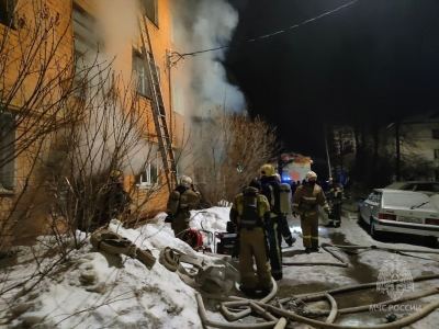 В Йошкар-Оле пожарные спасли из горящего дома десятерых человек