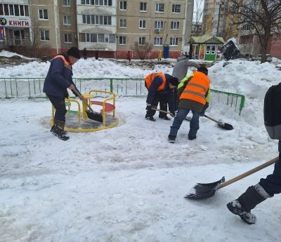 В Йошкар-Оле коммунальщики откопали от снега детскую площадку на бульваре Чавайна