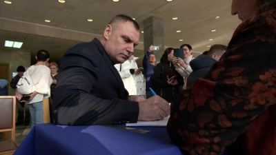 Глава Марий Эл Юрий Зайцев одним из первых пришел на избирательный участок