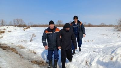 В Марий Эл спасатели эвакуировали провалившегося под лед мужчину