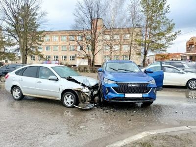 В Йошкар-Оле на перекрестке столкнулись кроссовер и Лада «Гранта»