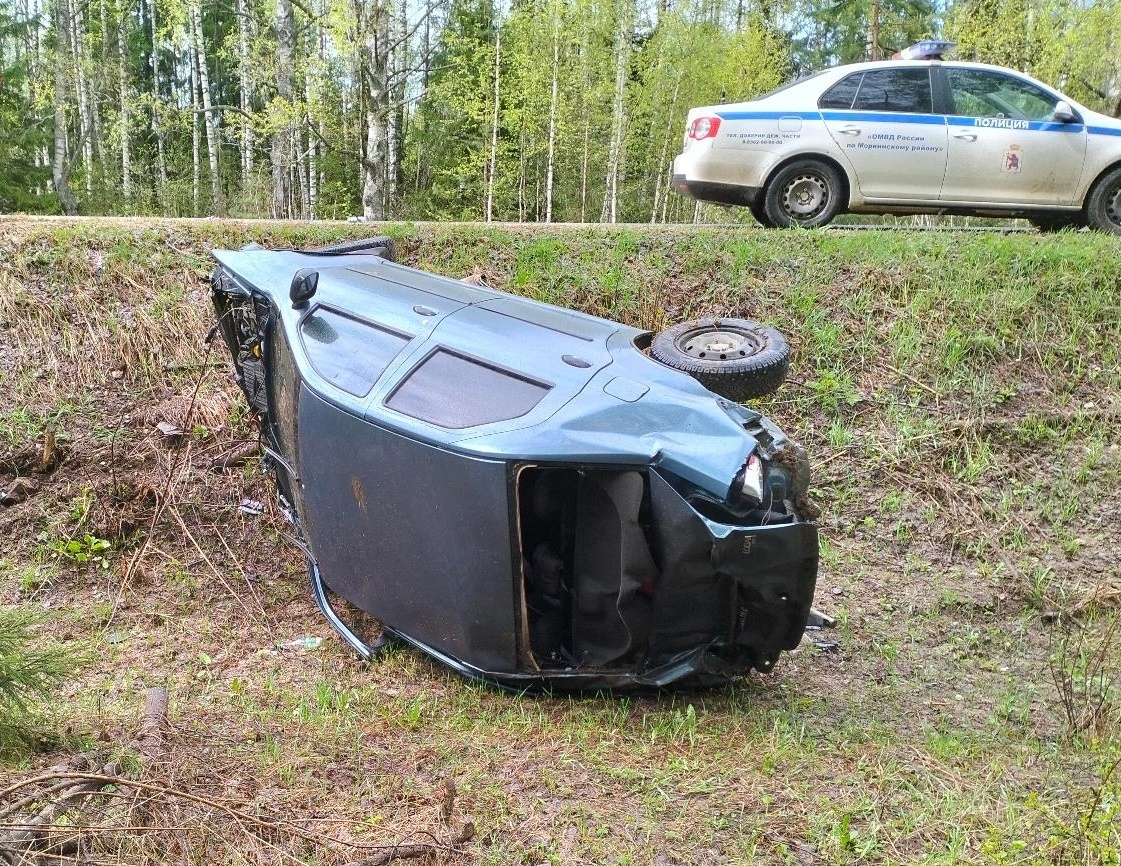 На трассе в Марий Эл опрокинулся автомобиль Renault Logan » МЭТР - Марий Эл  Телерадио