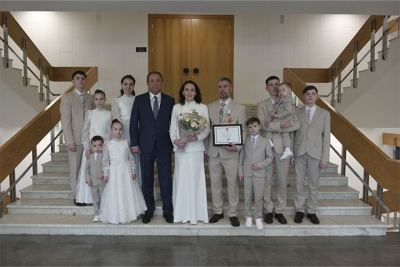 Игорь Комаров вручил орден «Родительская слава» многодетной семье из Чувашии