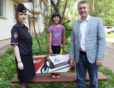 В Марий Эл детям из нуждающихся семей подарили самокаты и световозвращатели