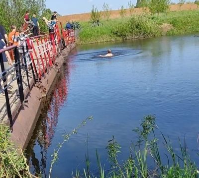 В Йошкар-Оле дети прыгали в воду с понтонного моста