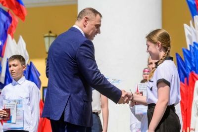 В День России глава Марий Эл вручил паспорта школьникам и высокие награды жителям республики 