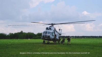 Спецназ Росгвардии отработал навыки беспарашютного десантирования с вертолета Ми-8