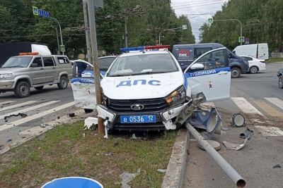 В Йошкар-Оле иномарка въехала в автомобиль ДПС