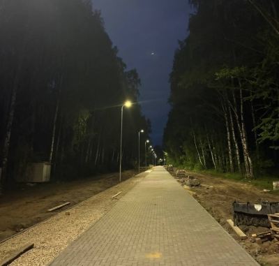 В Йошкар-Олинском парке "Тарханово" завершился монтаж уличного освещения