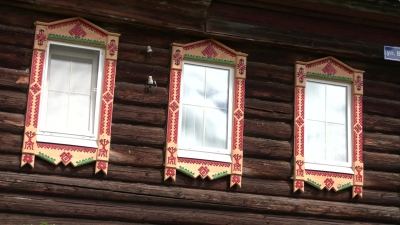 Мастер из Оршанского района Виталий Кудрявцев украсил свой дом марийскими наличниками