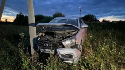 В Марий Эл водитель врезался в опору ЛЭП и получил травмы
