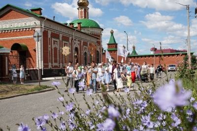 В день памяти святых Петра и Февронии в Йошкар-Оле прошел крестный ход