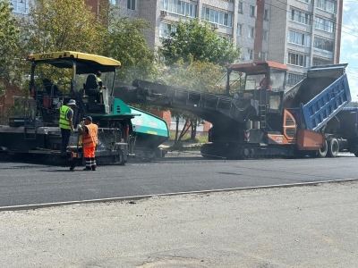 В Йошкар-Оле ремонт дороги на улице Мира проводят при помощи «стыковочной ленты»