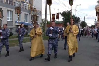 В Йошкар-Оле в День Крещения Руси после Божественной литургии прошел крестный ход к Благовещенскому кафедральному собору