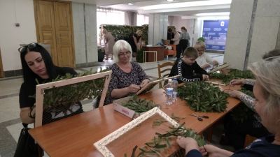 Неравнодушные жители Йошкар-Олы приходят в мэрию делать нашлемники для бойцов СВО