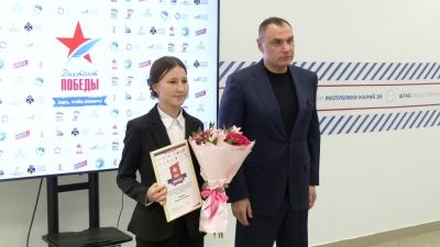 Глава Марий Эл Юрий Зайцев поздравил победительницу «Диктанта Победы»