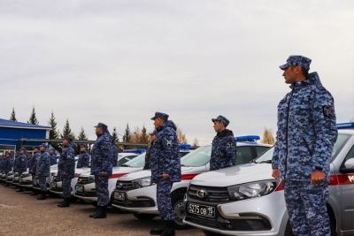 В Йошкар-Оле сотрудникам Росгвардии вручили ключи от новых служебных автомобилей