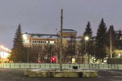 В Йошкар-Оле началась установка главной новогодней елки