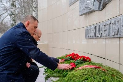 Глава Марий Эл возложил цветы к Монументу Воинской Славы