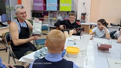 Ветеран СВО Андрей Семейшев научил школьников Сернура работать с гипсом