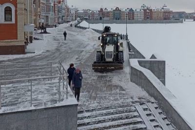 В Йошкар-Оле около 40 единиц техники расчищают дороги от снега