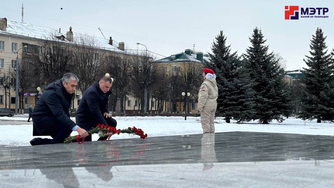 Глава Марий Эл возложил цветы к мемориалу Воинской Славы в Йошкар-Оле