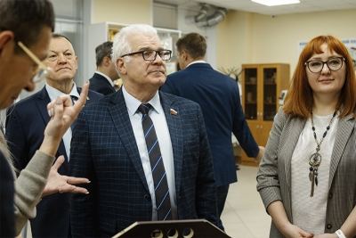 Сергей Мартынов побывал в лаборатории по выпуску электронных приборов в Марий Эл