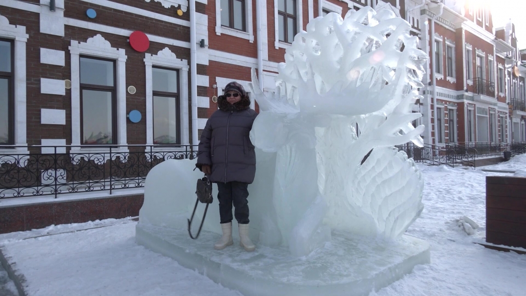 Почти за неделю до начала весны на набережной Йошкар-Олы раскинулся ледяной городок