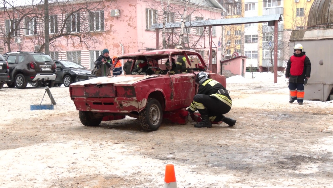 В Марий Эл спасатели показали мастерство в ликвидации последствий ДТП