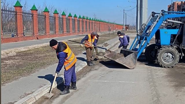 На весеннюю уборку дорог и тротуаров Йошкар-Олы вышли более 50 единиц спецтехники