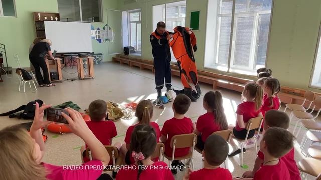 В Марий Эл спасатели провели урок безопасности на воде для малышей