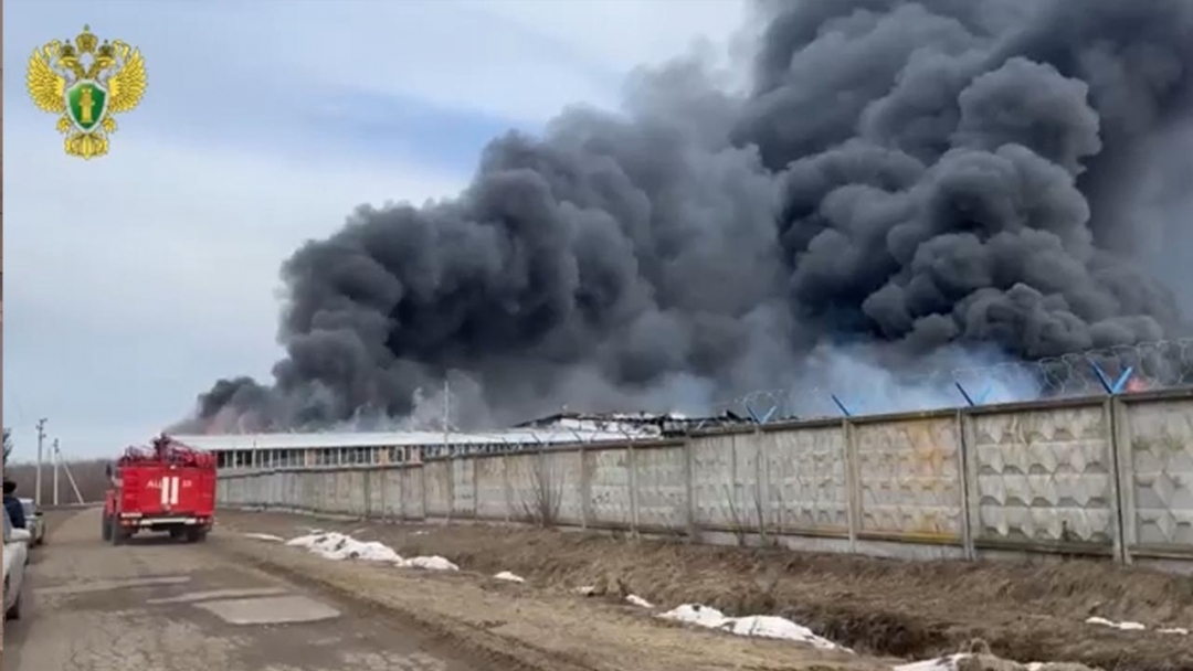 Сильный пожар тушат в поселке Приволжский Марий Эл