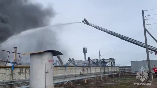 Крупный пожар на производстве в поселке Приволжский полностью потушили