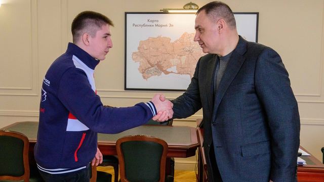 Глава Марий Эл встретился с автогонщиком Николаем Калининым