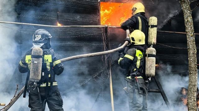 В Марий Эл семь боевых отделений тушили пожар в жилом доме