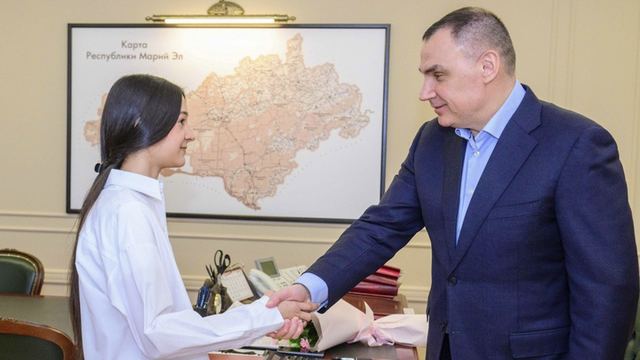 Глава Марий Эл Юрий Зайцев наградил 13 летнюю Кристину Хоменко за проявленное мужество