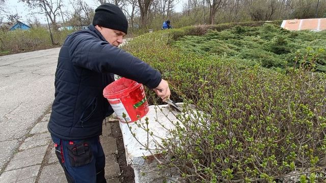В преддверии Дня Победы бригада из Марий Эл приводит в порядок мемориалы Куйбышевского округа