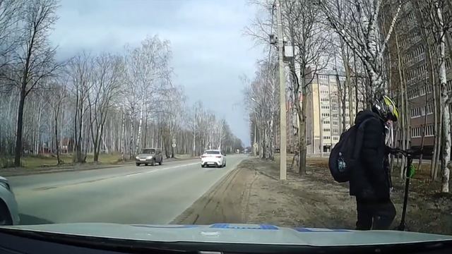 В Йошкар-Оле экипаж ДПС задержал нарушителя на электросамокате