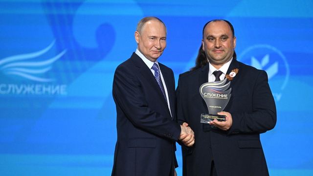 Владимир Путин в наццентре «Россия» вручил награду победителю премии «Служение»